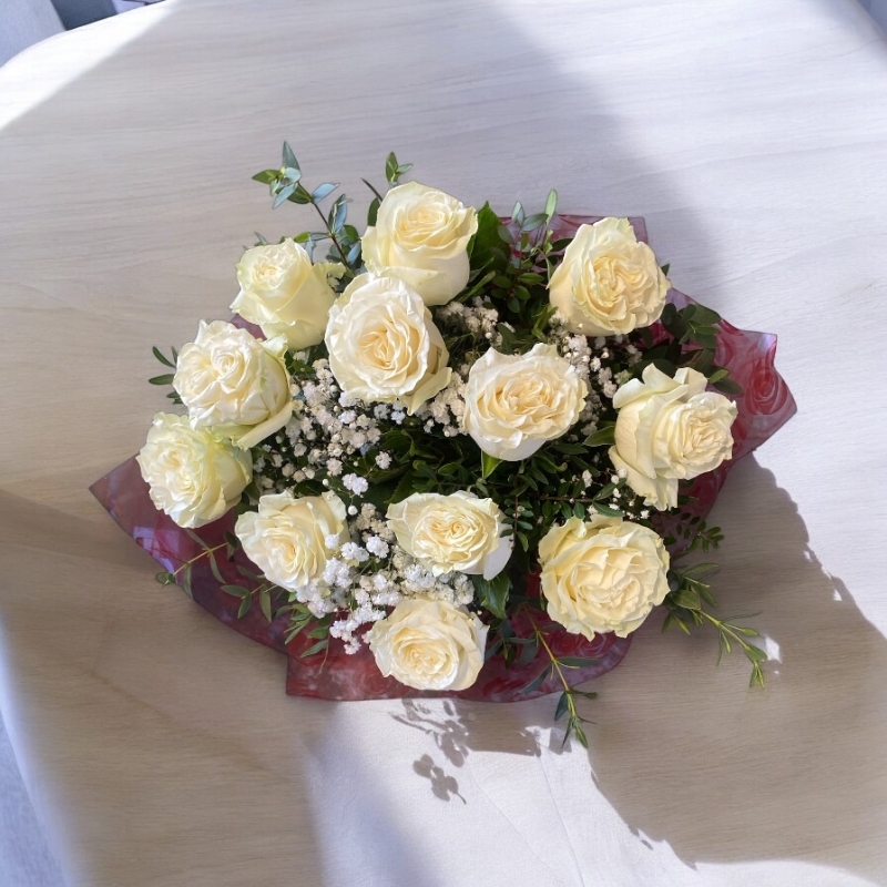12 White Roses