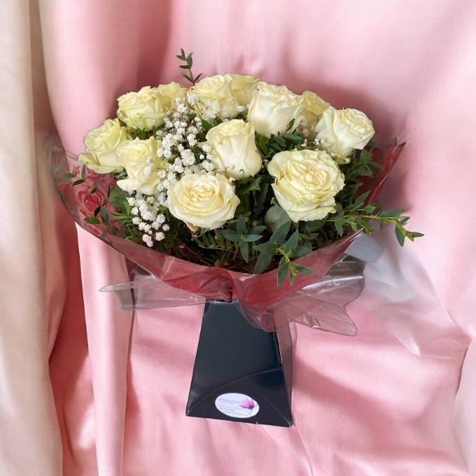 12 White Roses